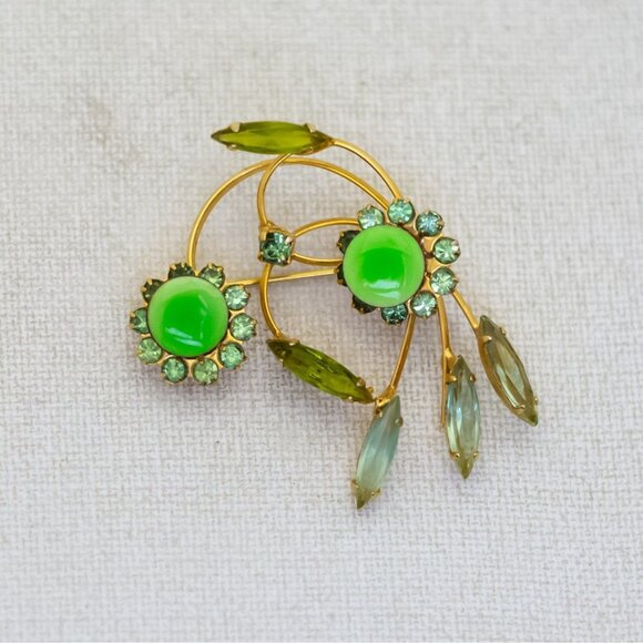 Vintage Elven Green Rhinestones Gold Tone Stylish Floral Sprout Brooch - T22 - Picture 1 of 2